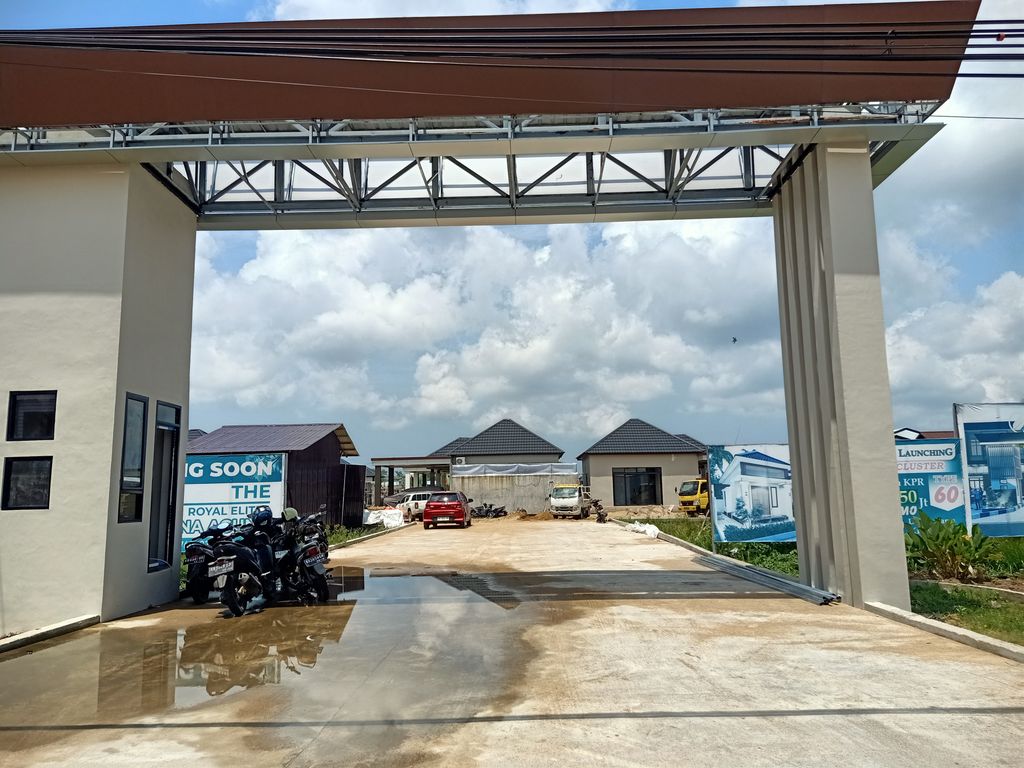 foto gerbang perumahan CLUSTER ROYAL ELITES WASANA AGUNG