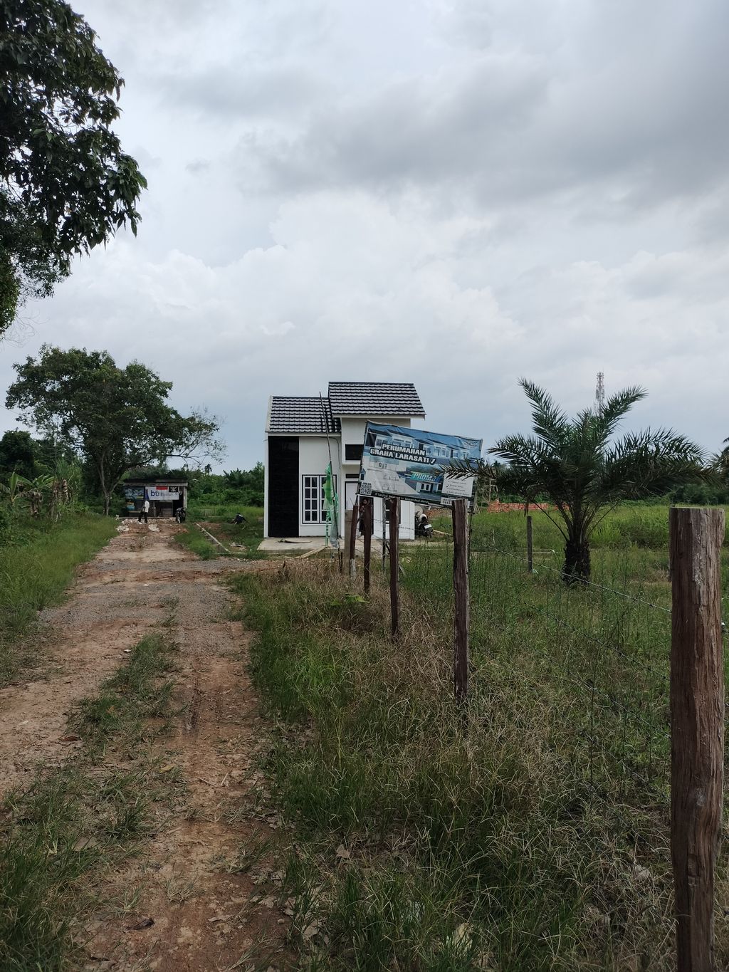 foto gerbang perumahan GRAHA LARASATI 7