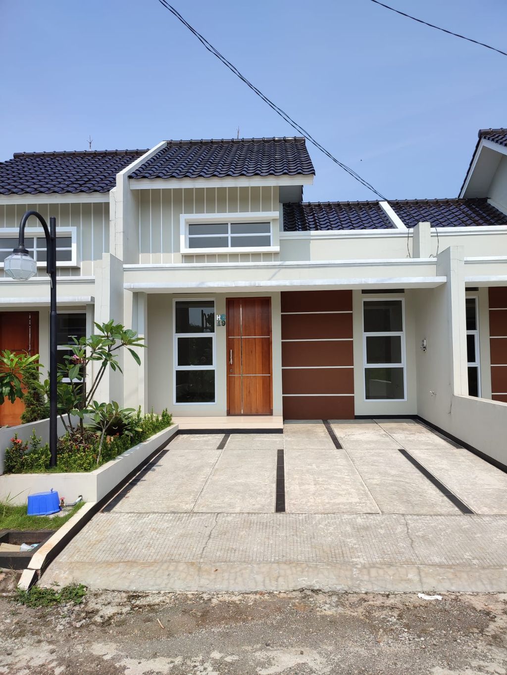 foto tampak rumah tipe EB-3 perumahan Mutiara Sentul