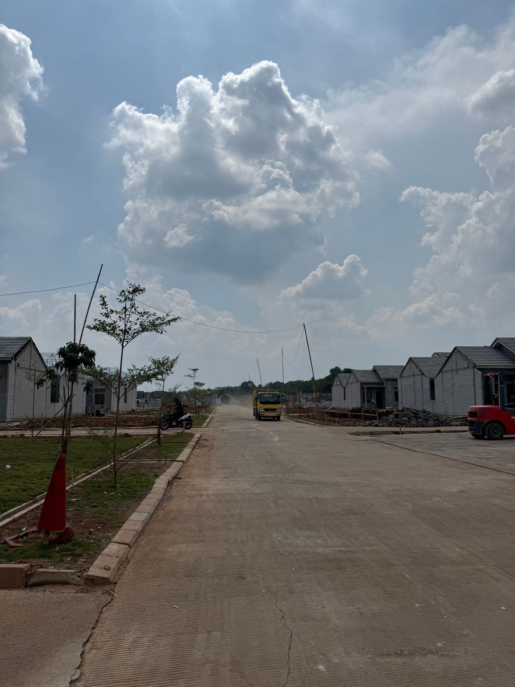 foto posisi tengah perumahan PESONA KAHURIPAN 8 TAHAP 2