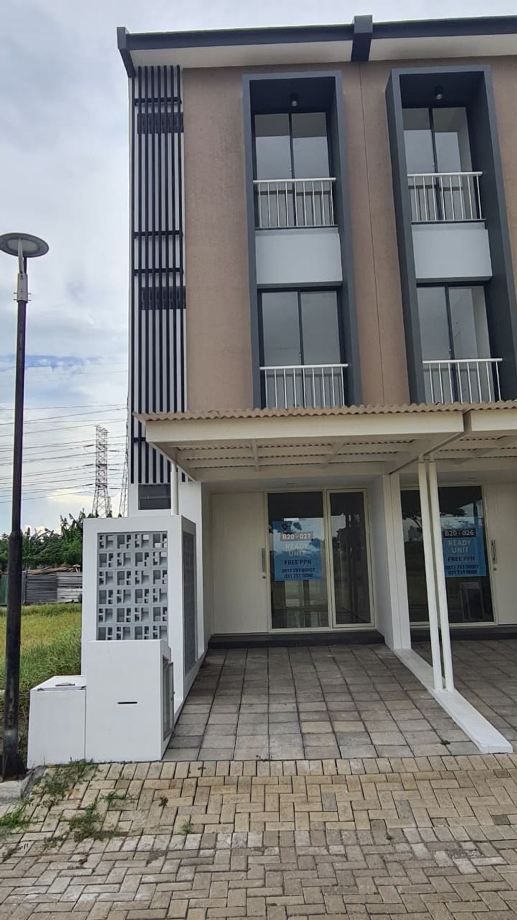 foto tampak rumah tipe Oakwood 3BR perumahan ROYAL RESIDENCE