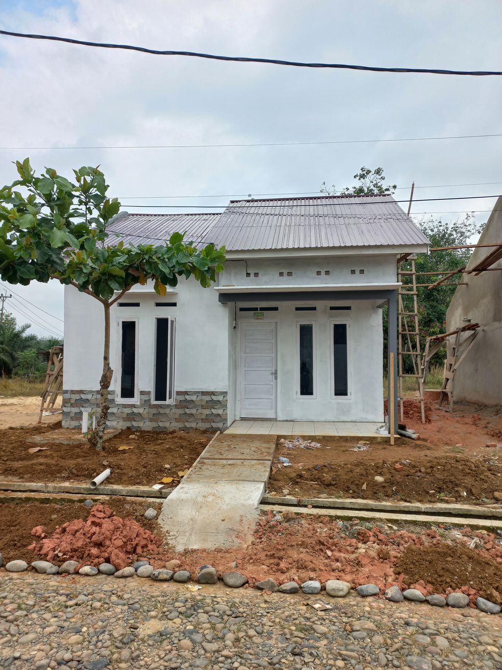 foto tampak rumah tipe 36/108 perumahan DHARMAS REGENCY