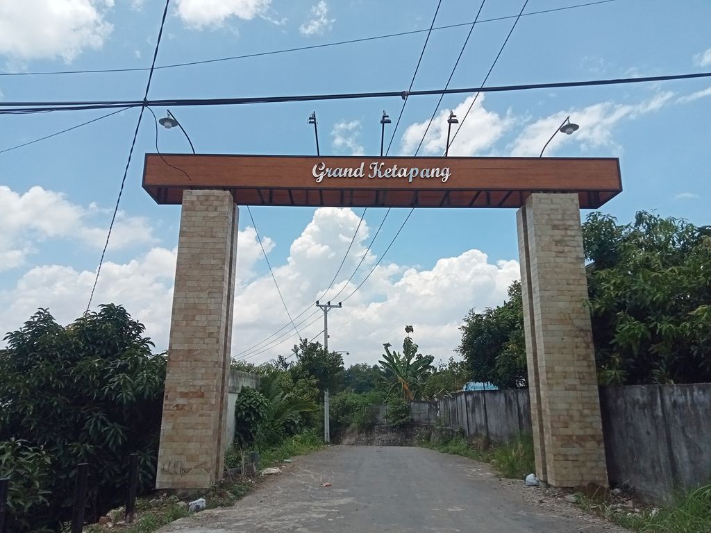foto gerbang perumahan GRAND KETAPANG II