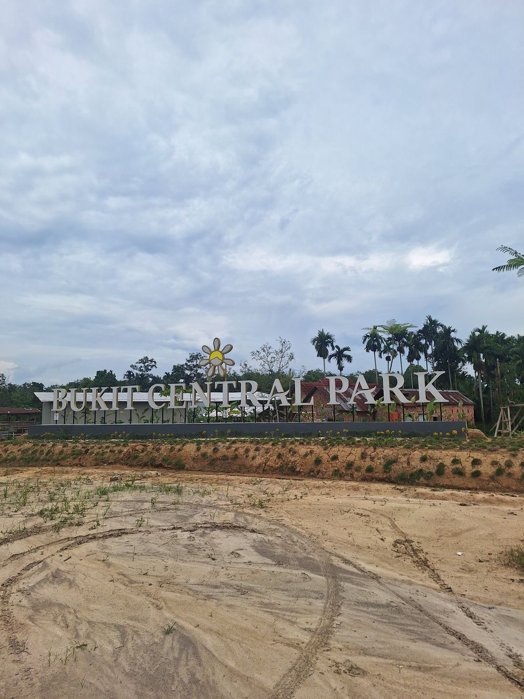 foto gerbang perumahan BUKIT CENTRAL PARK Cluster Lavender