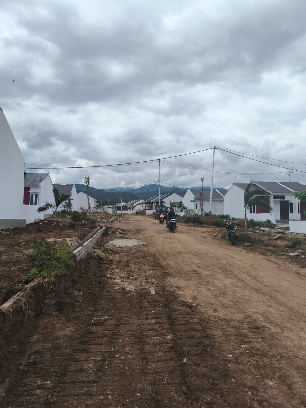 foto posisi tengah perumahan GRAHA KHAYANGAN HILLS TAHAP I RIVIEW