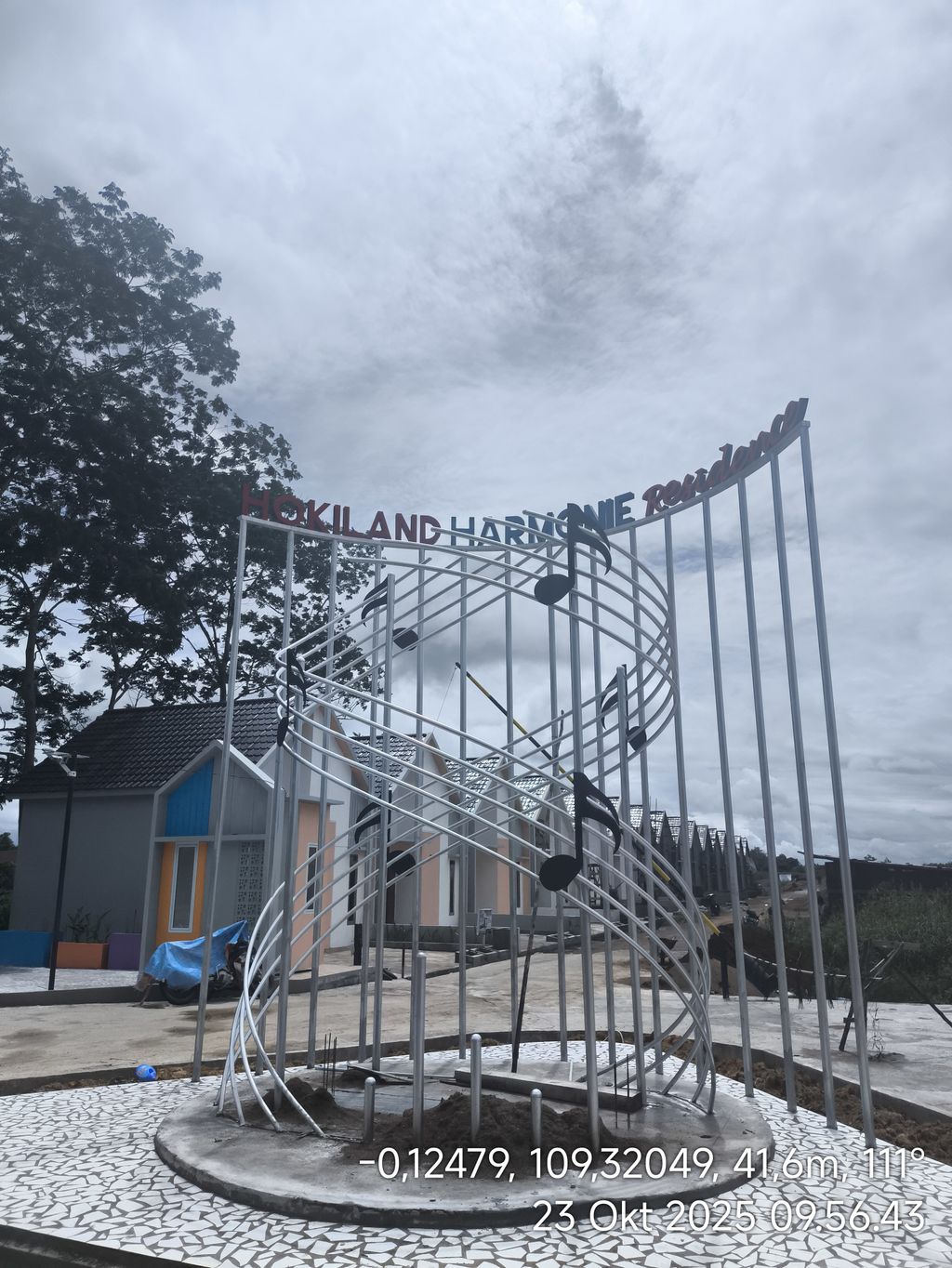 foto gerbang perumahan HOKILAND HARMONIE RESIDENCE