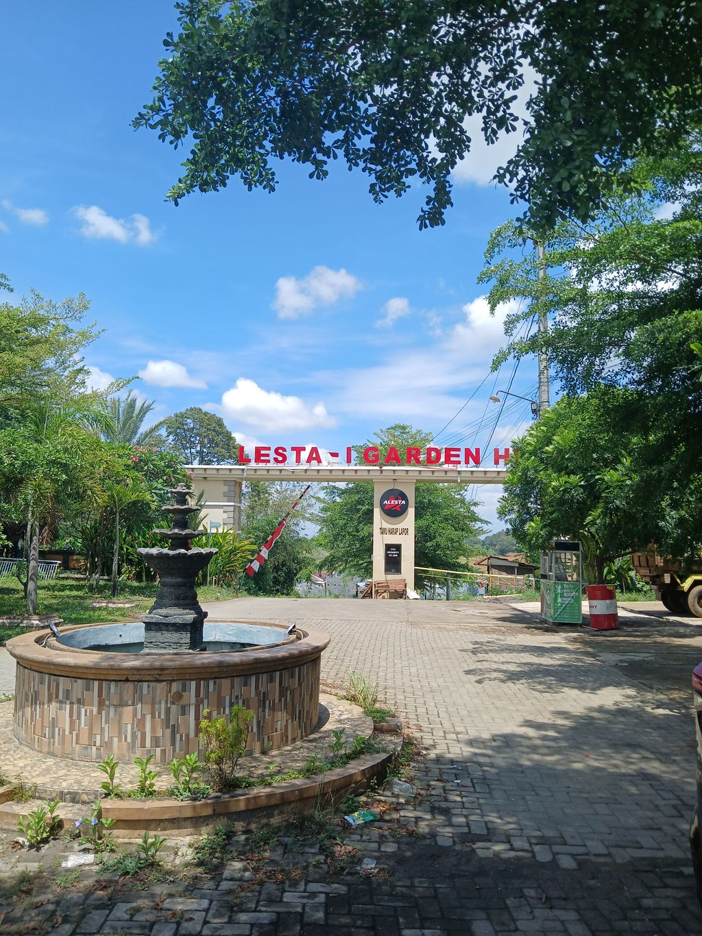 foto gerbang perumahan LESTARI GARDEN HILL 4
