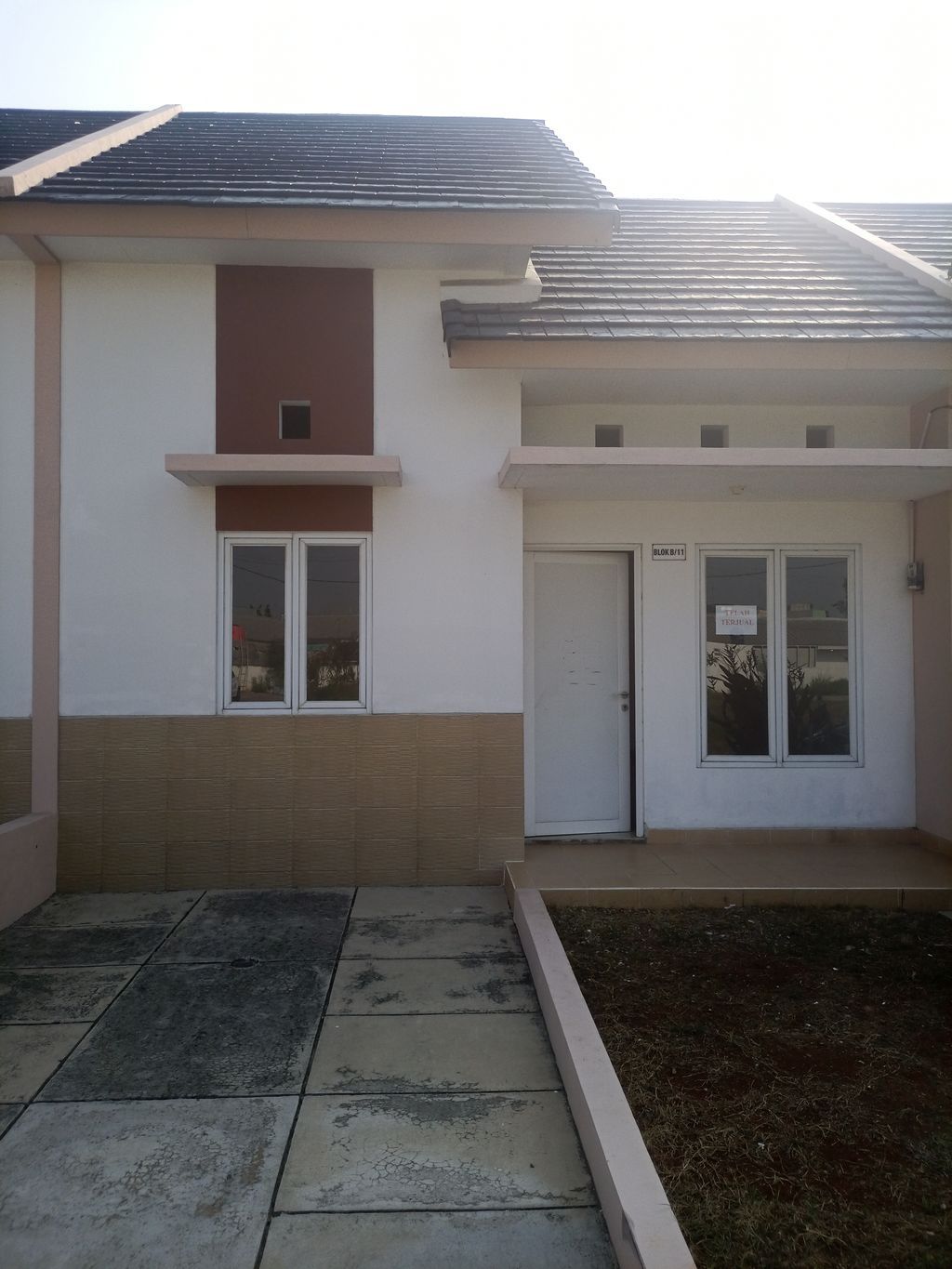 foto tampak rumah tipe Anggrek No. 12 perumahan De' Asri