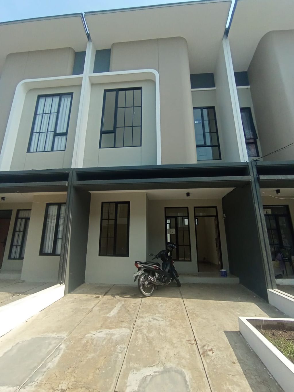 foto tampak rumah tipe 43 Compact High Ceiling (3KT) (485) perumahan G-Land Ciwastra Park 2