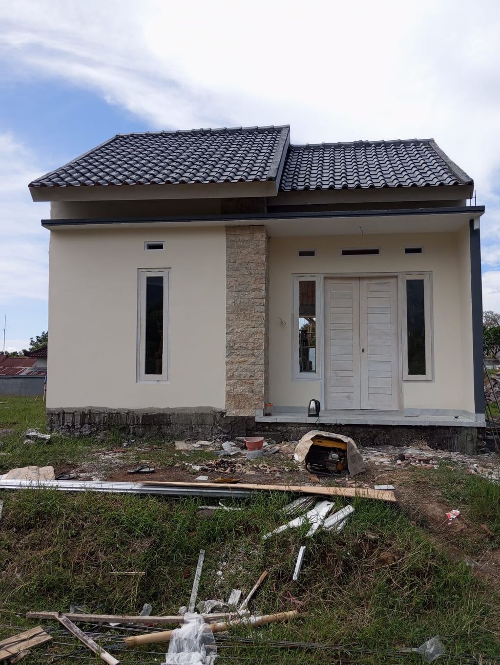 foto tampak rumah tipe 30/72 Full Finish perumahan Griya Suputra Panji