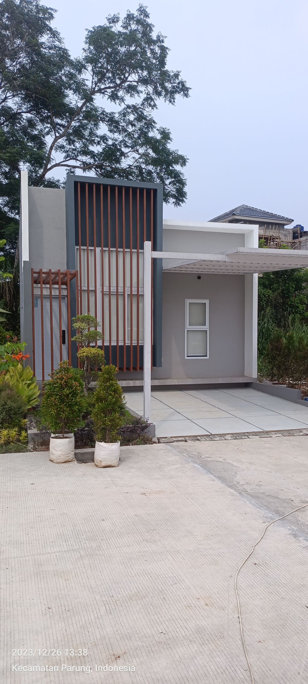 foto tampak rumah tipe Mercusii 42/126 perumahan The Pine indonesia