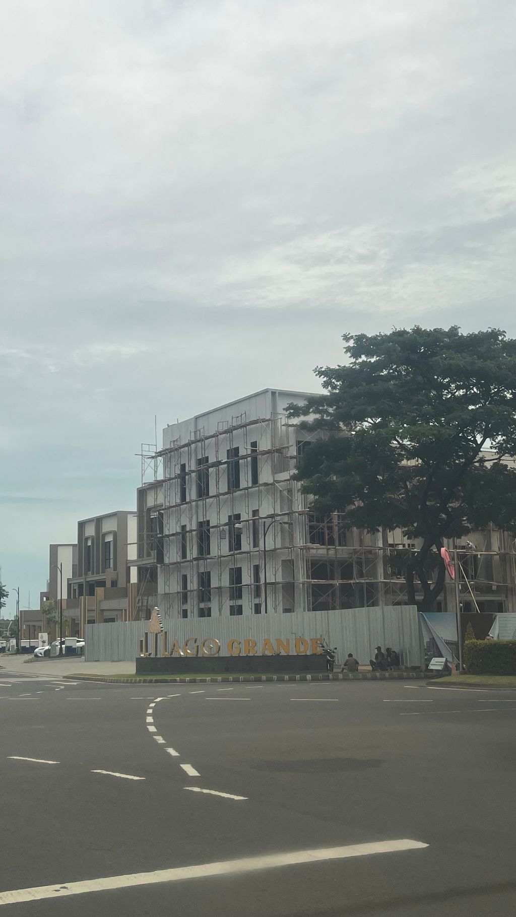 foto gerbang perumahan IL LAGO GRANDE