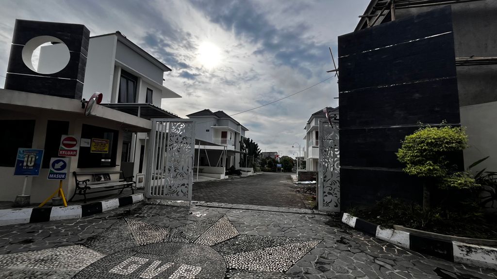 foto gerbang perumahan Grand Village Banguntapan