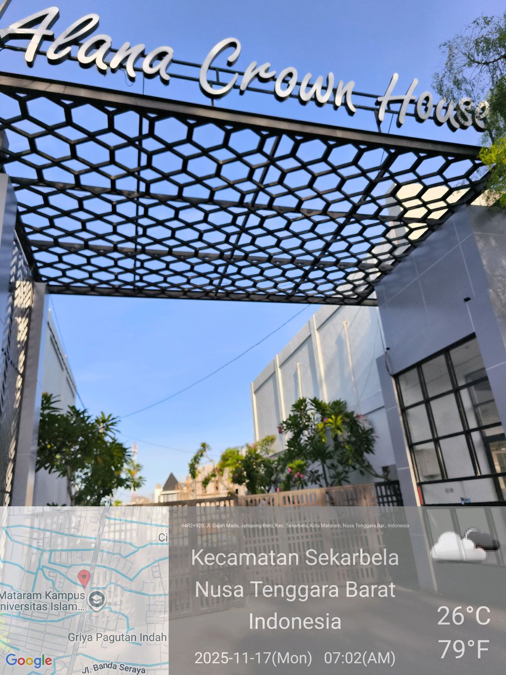 foto gerbang perumahan ALANA CROWN HOUSE