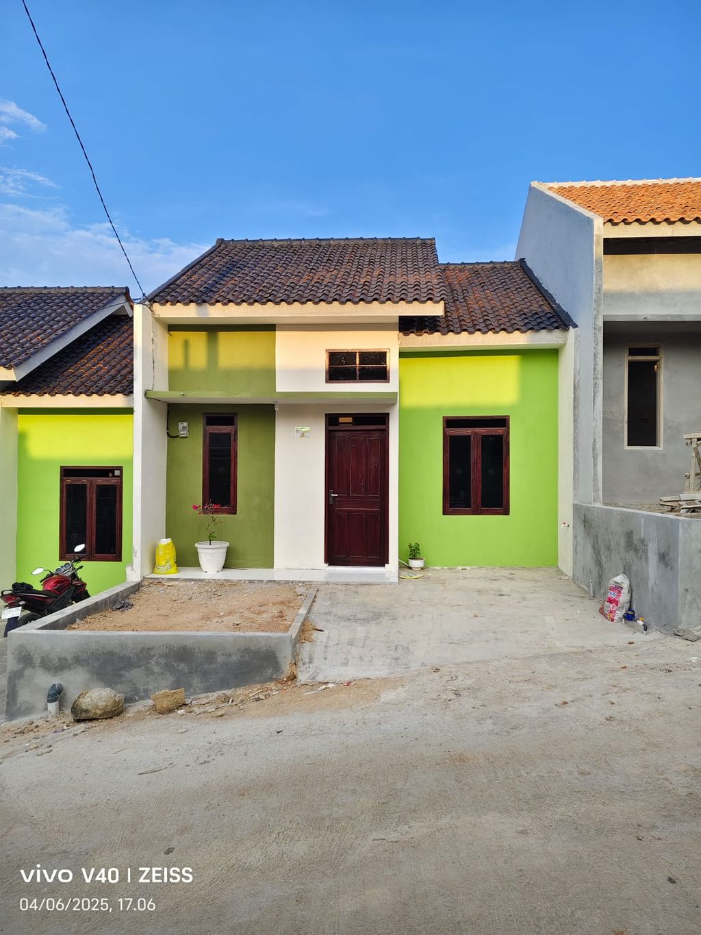 foto tampak rumah tipe BLOK J perumahan SAKURA LAND