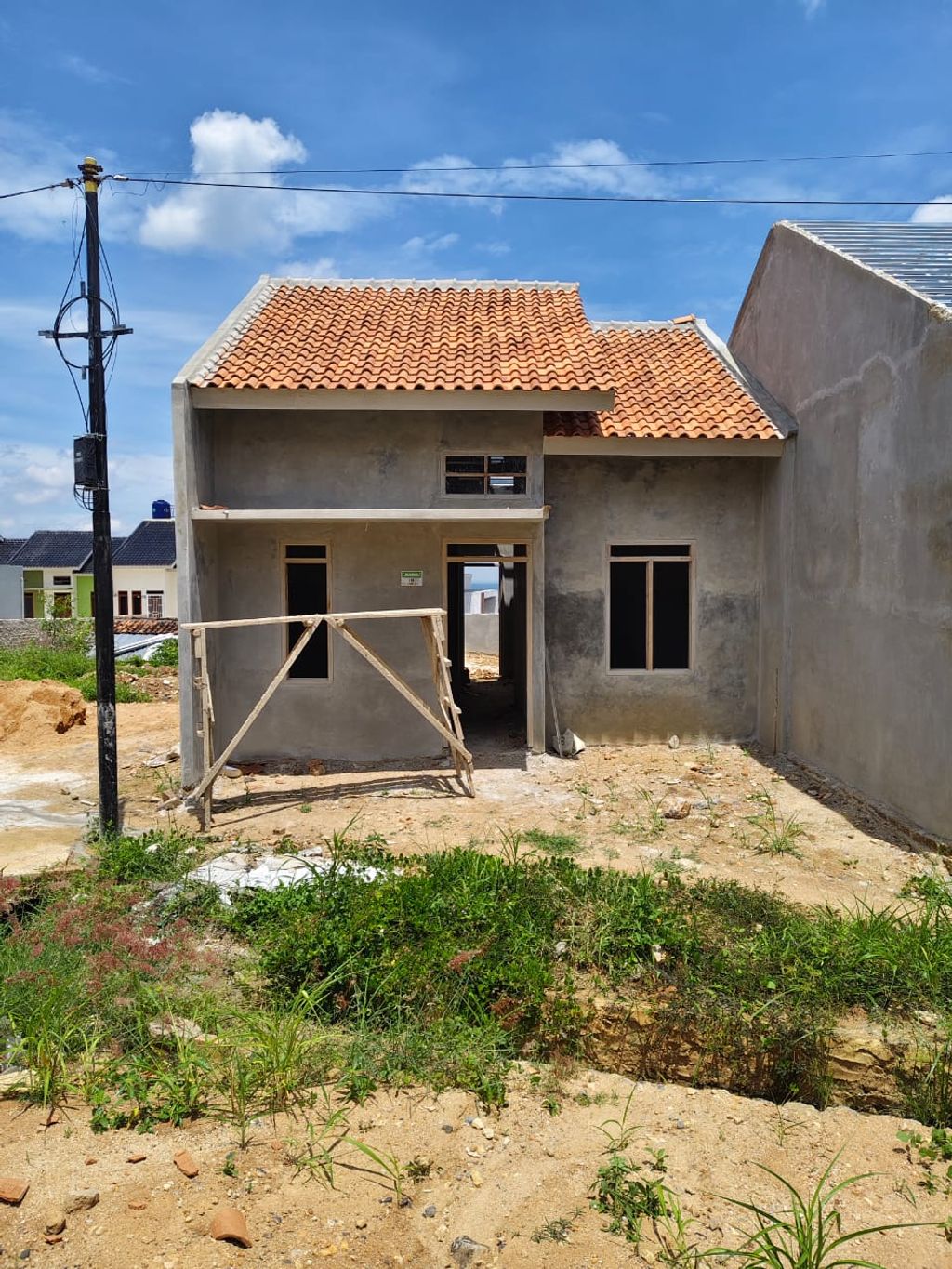 foto tampak rumah tipe J 09 perumahan SAKURA LAND
