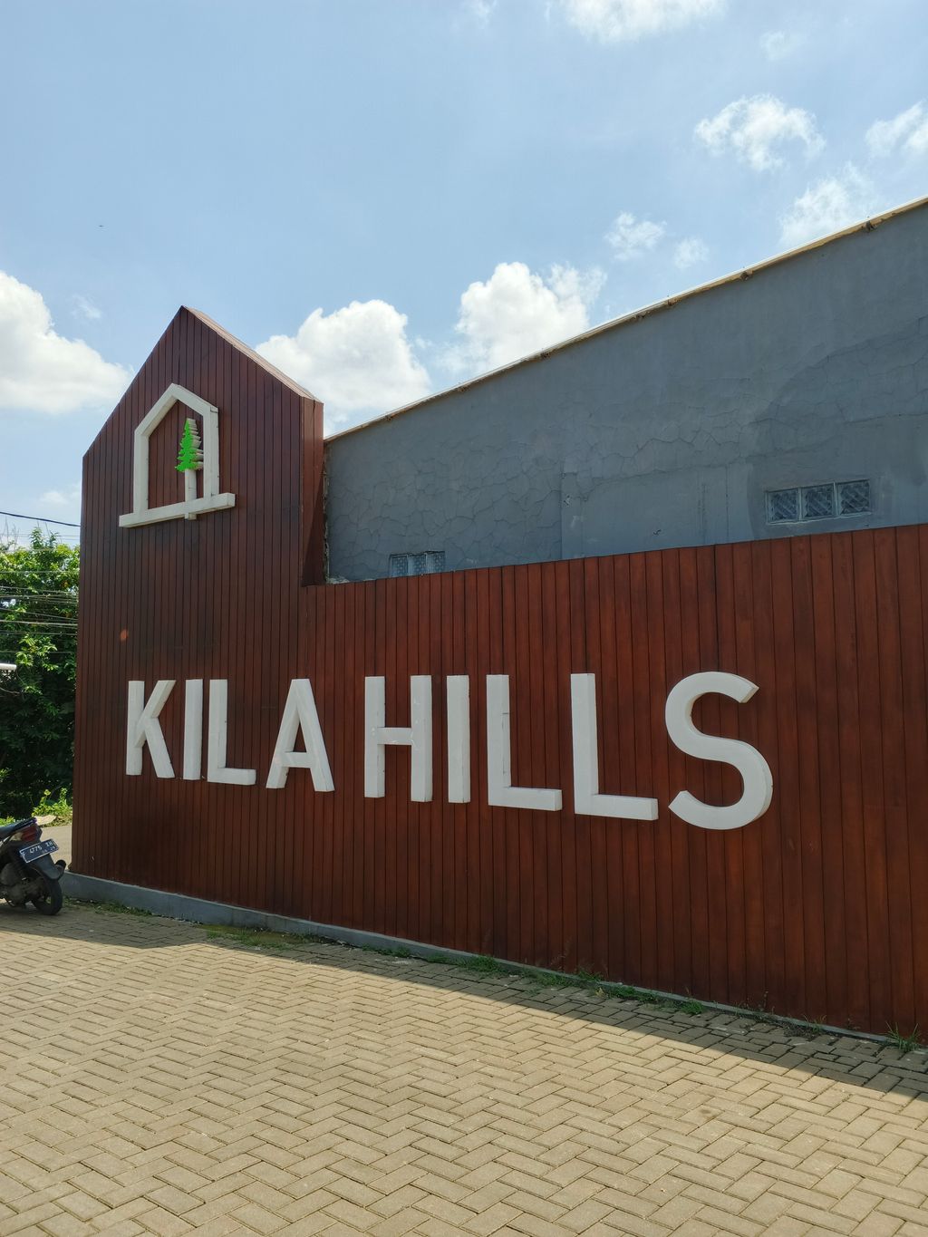 foto gerbang perumahan KILA HILLS