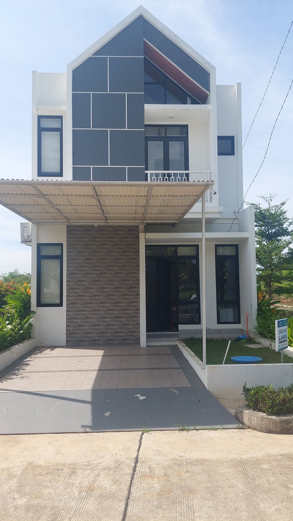 foto tampak rumah tipe LAKE perumahan VICTORIA VILLAGE