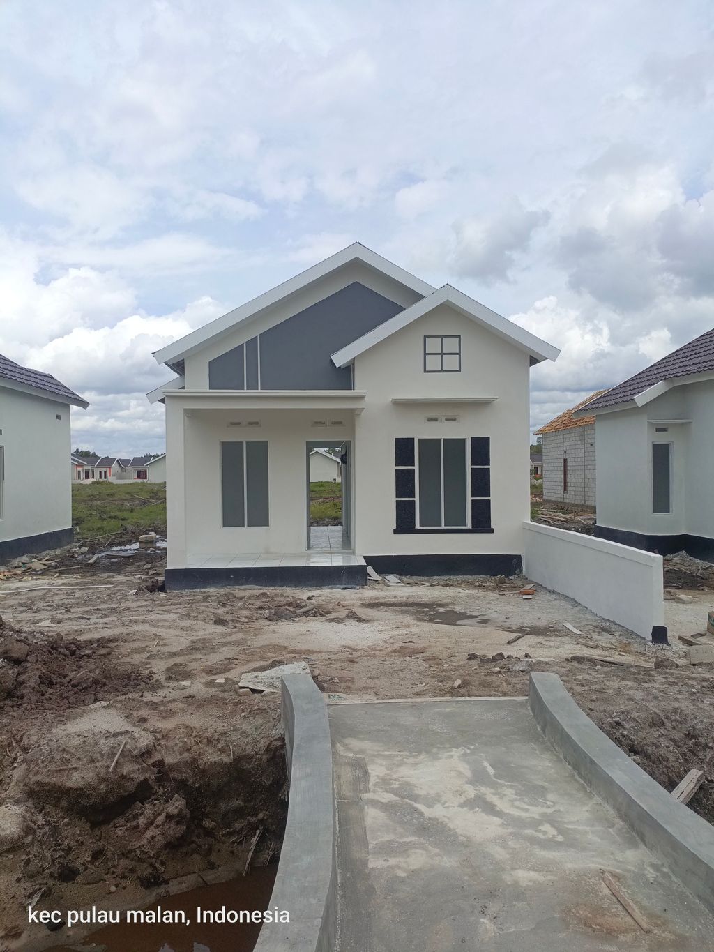 foto tampak rumah tipe MINIMALIST / SKANDINAVIA perumahan MCP SAWIT RAYA I