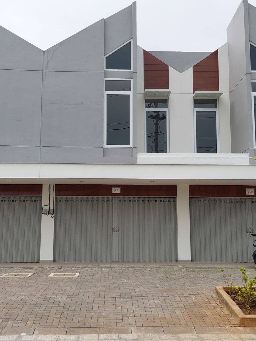 foto tampak rumah tipe 136/112 perumahan MUTIARA ARTERI REGENCY