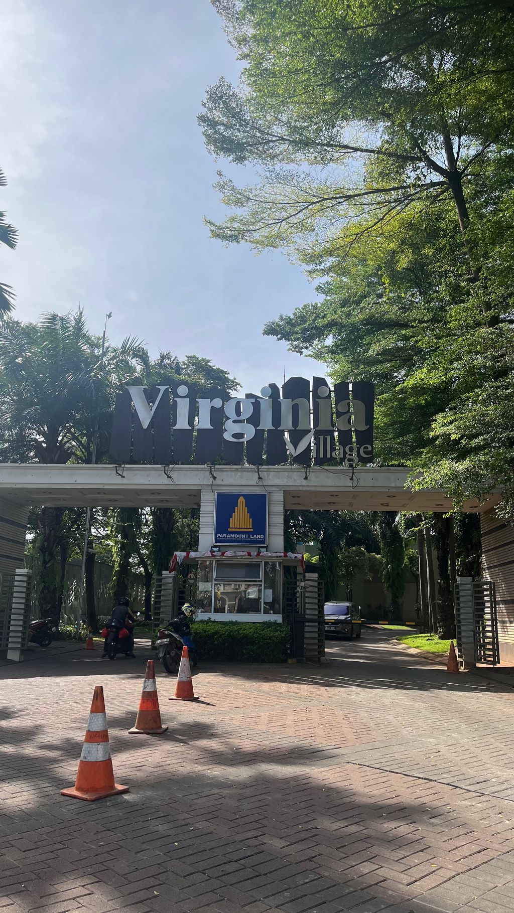 foto gerbang perumahan Cluster Virginia Village dan Bermuda