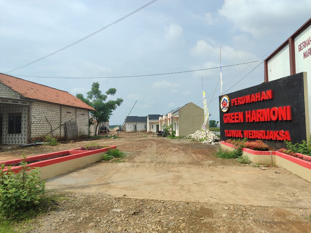 foto gerbang perumahan GREEN HARMONI TLUWUK WEDARIJAKSA