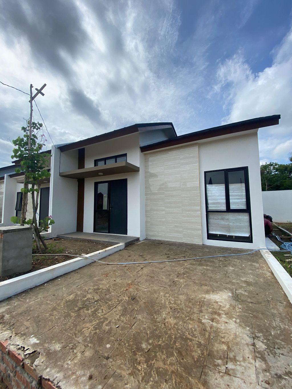 foto tampak rumah tipe DAHLIA STANDARD perumahan BOTANICA RESIDENCE