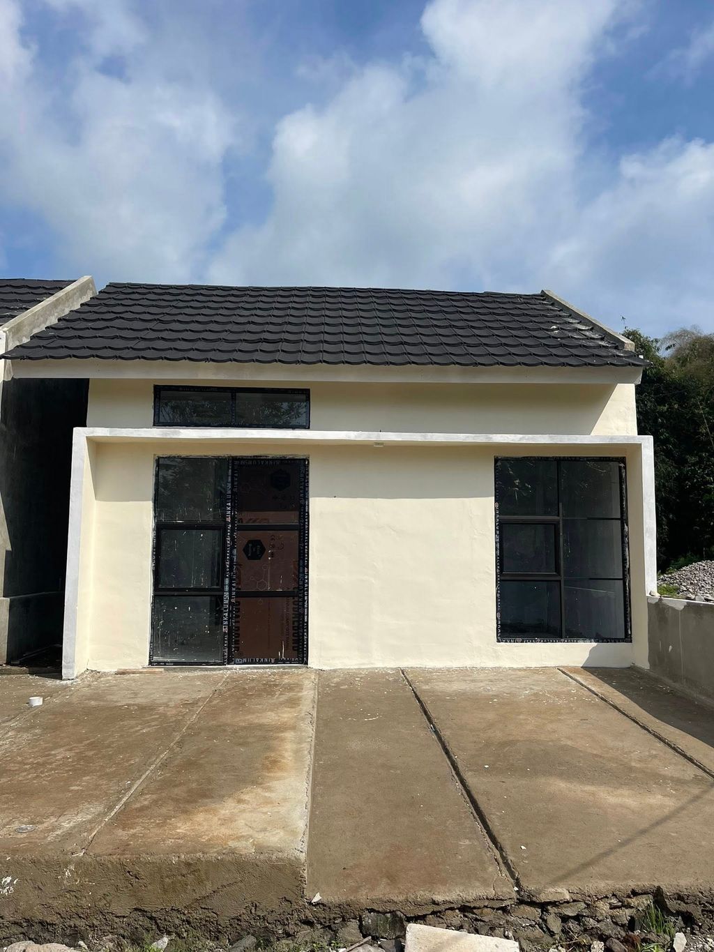 foto tampak rumah tipe 30 perumahan Mavilla Hills Windusari