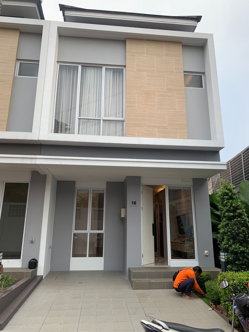 foto tampak rumah tipe HANOVER/16 perumahan Cluster Virginia Village dan Bermuda