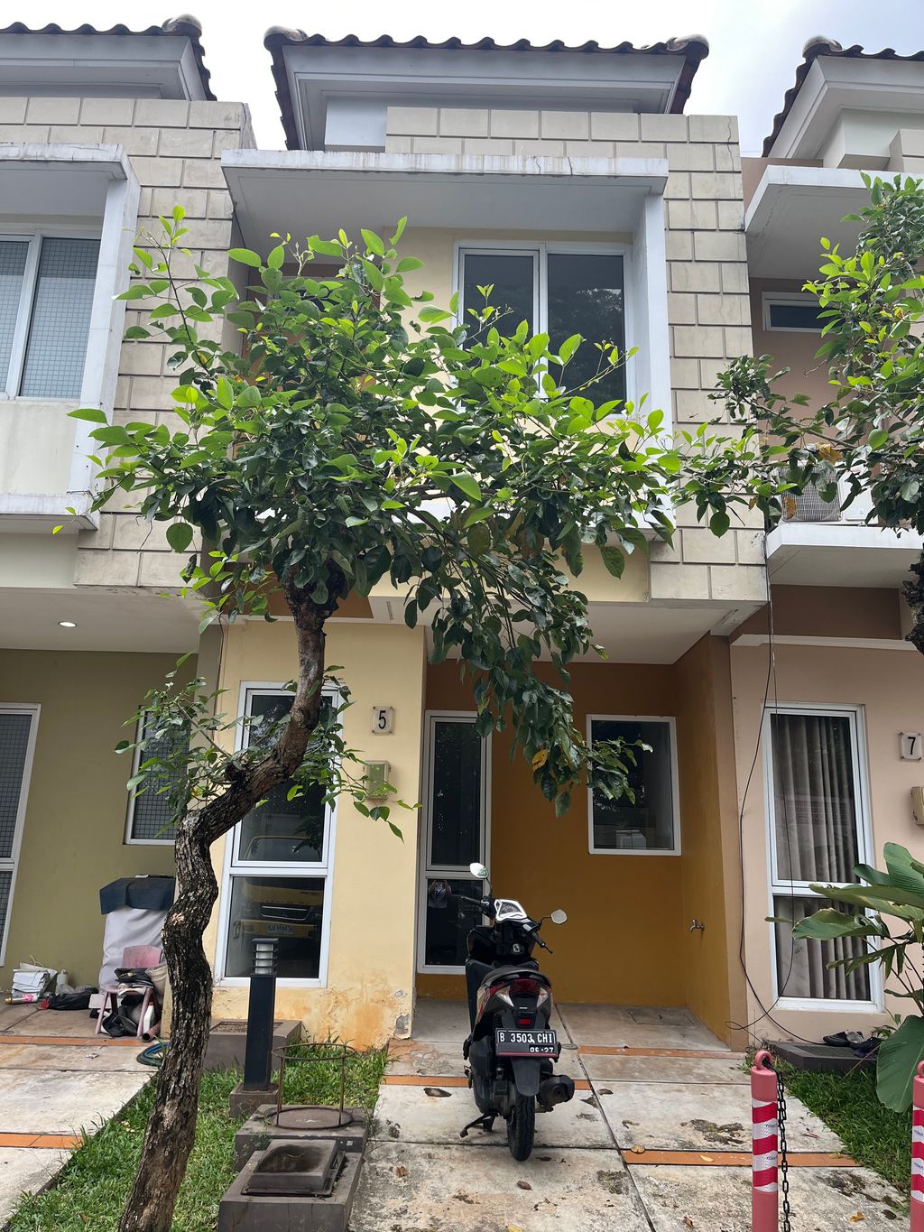 foto tampak rumah tipe LODORE/05 perumahan Cluster Virginia Village dan Bermuda