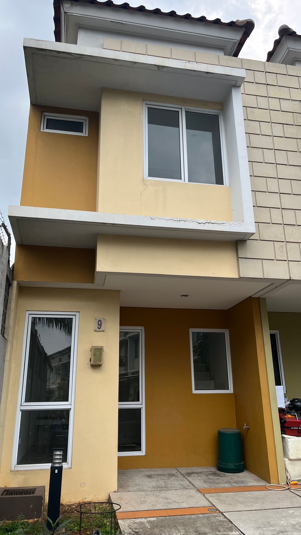 foto tampak rumah tipe ORANGE/09 perumahan Cluster Virginia Village dan Bermuda