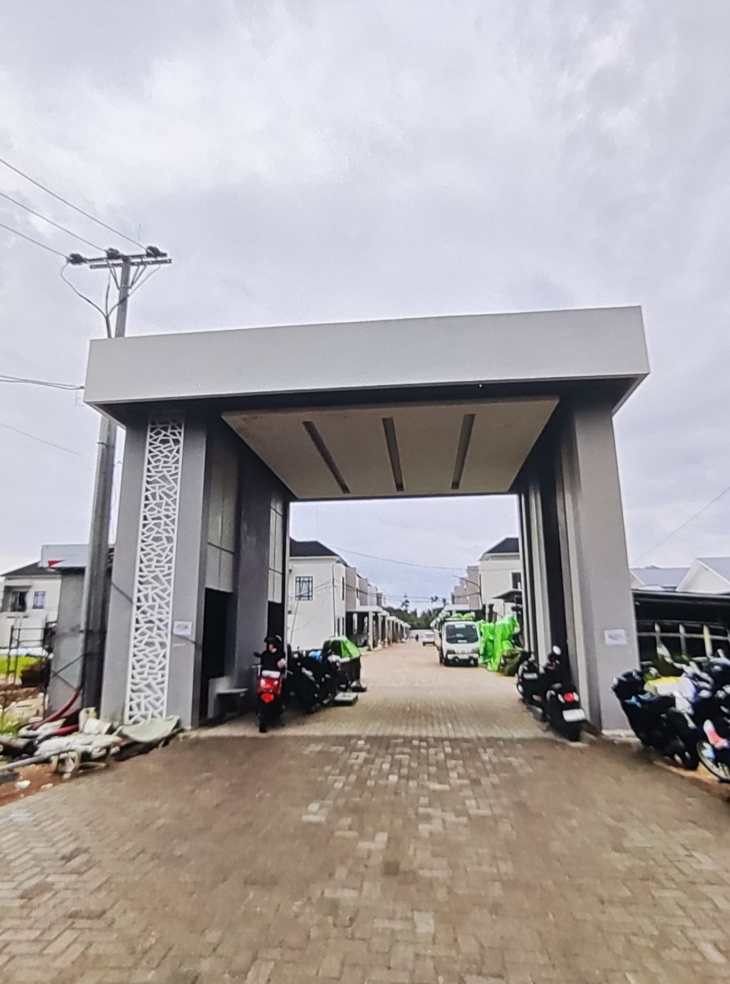 foto gerbang perumahan MEGA PAVILION.