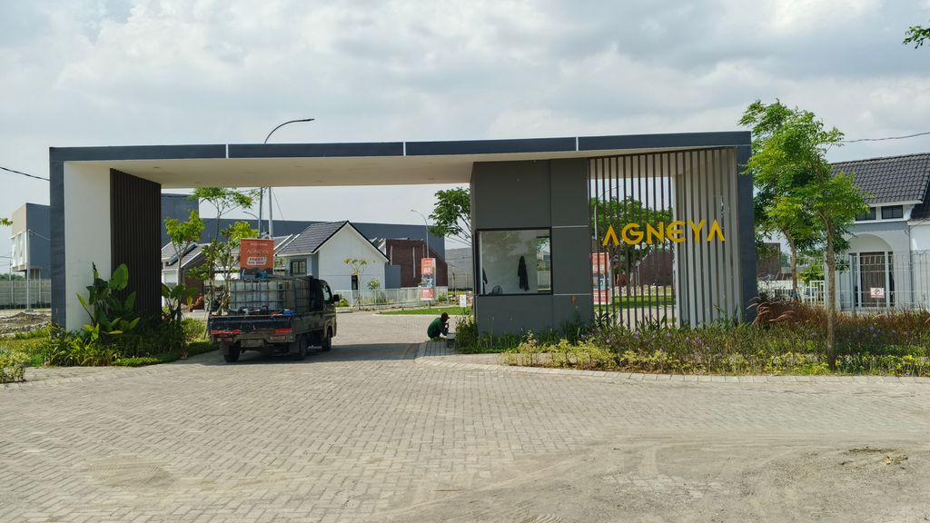 foto gerbang perumahan Vazza Home