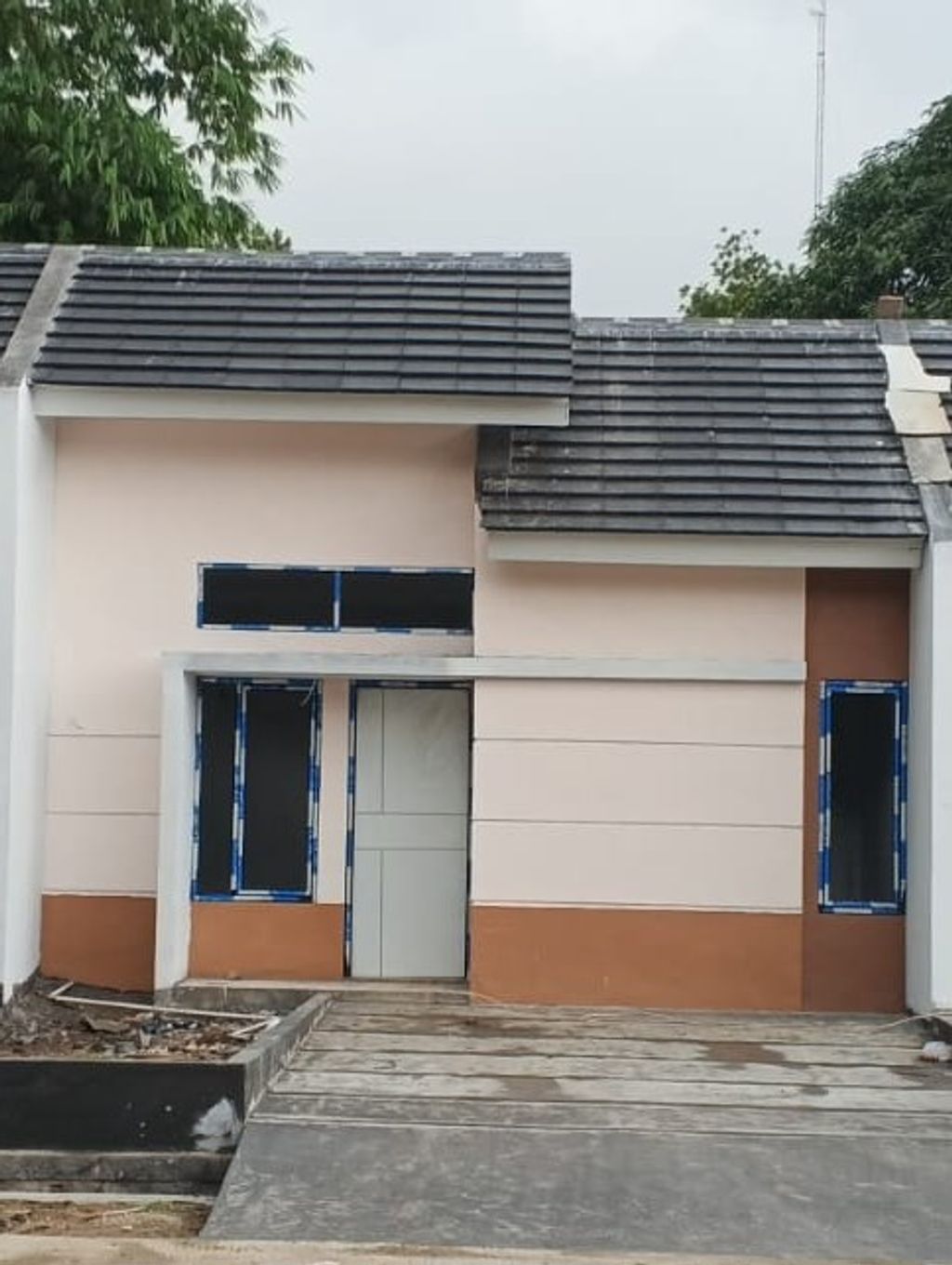 foto tampak rumah tipe ZINNIA perumahan Synergy Residence Jatisari