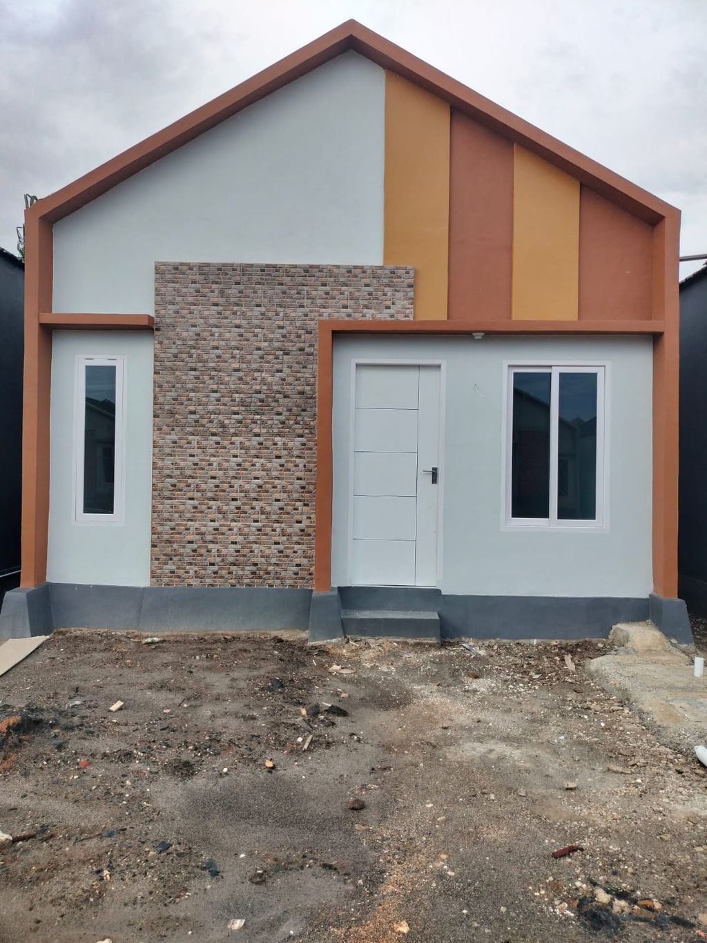 foto tampak rumah tipe TAPAK perumahan GRIYA ELEGAN MANGOLO 2