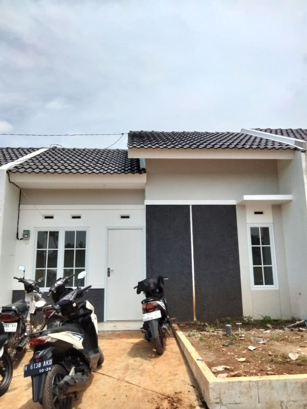 foto tampak rumah tipe 28/60 perumahan Griya Samana Meteseh ( ABINAWA )