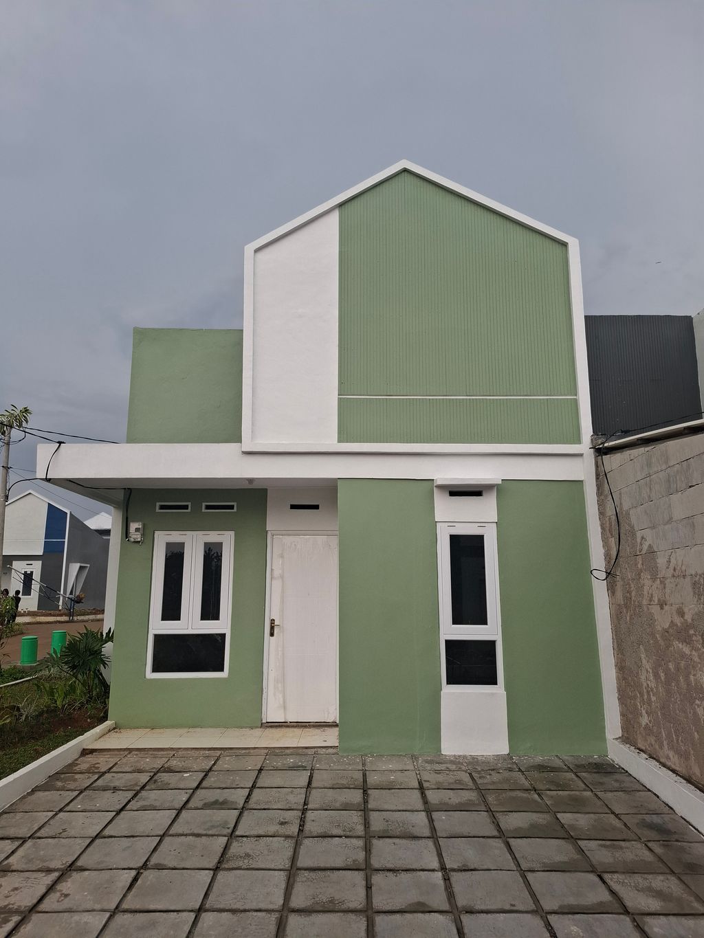 foto tampak rumah tipe SAKURA GENERIK 22/78 perumahan GRAHA TAMANSARI