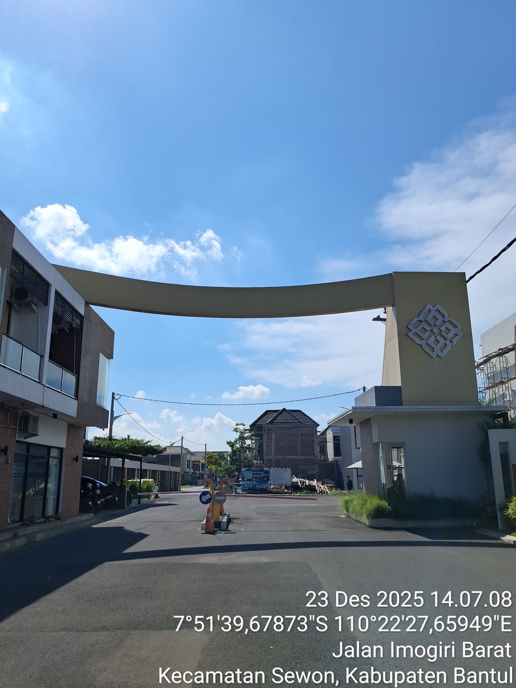 foto gerbang perumahan PERUMAHAN TJOKRO BOULEVARD