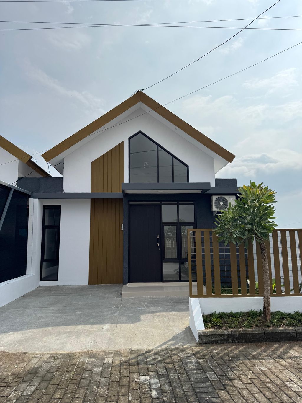 foto tampak rumah tipe CALLUNA perumahan Sylvana Town House