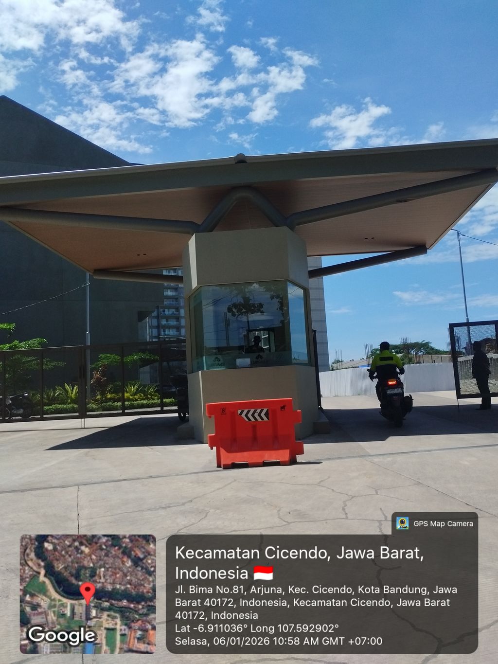 foto gerbang perumahan Lynn Parc Residence