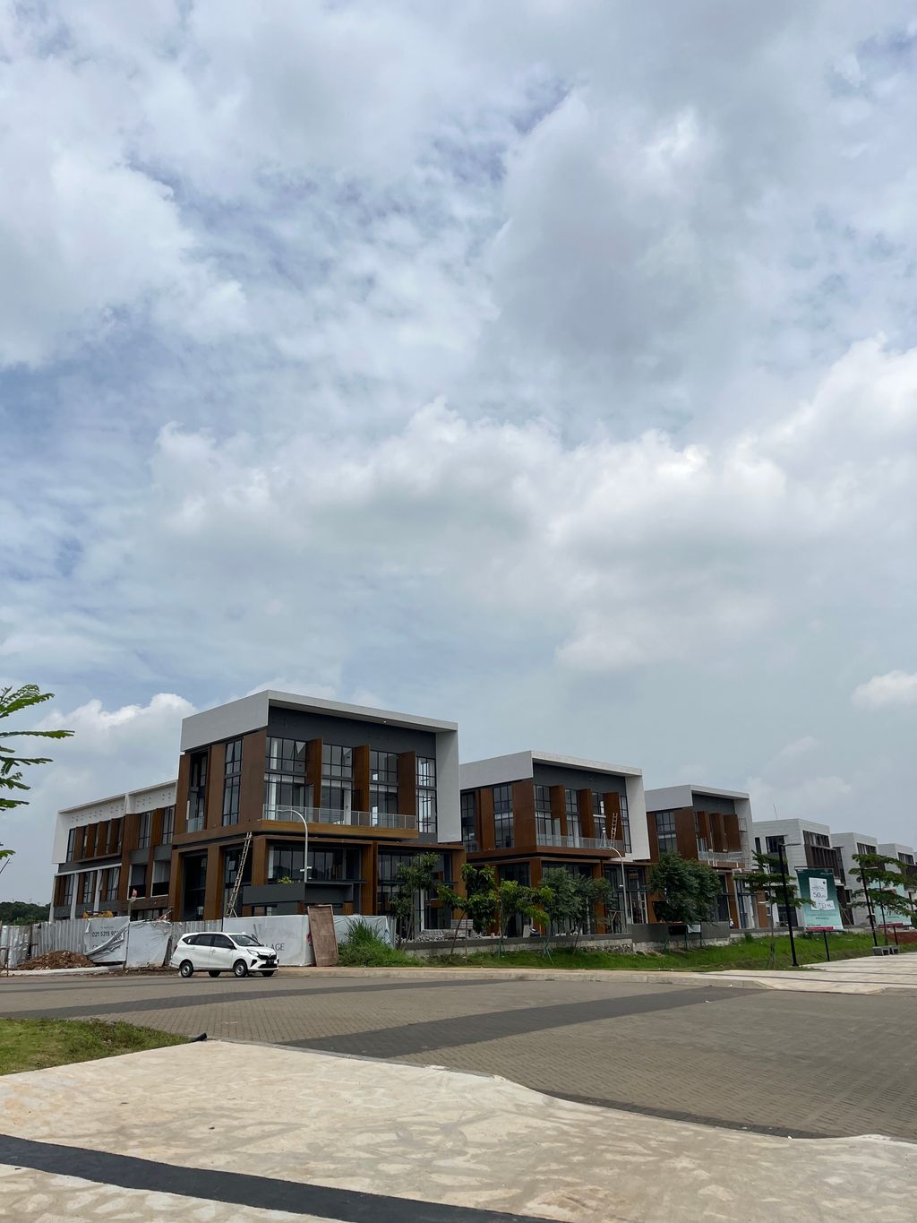 foto gerbang perumahan West Village Business Park
