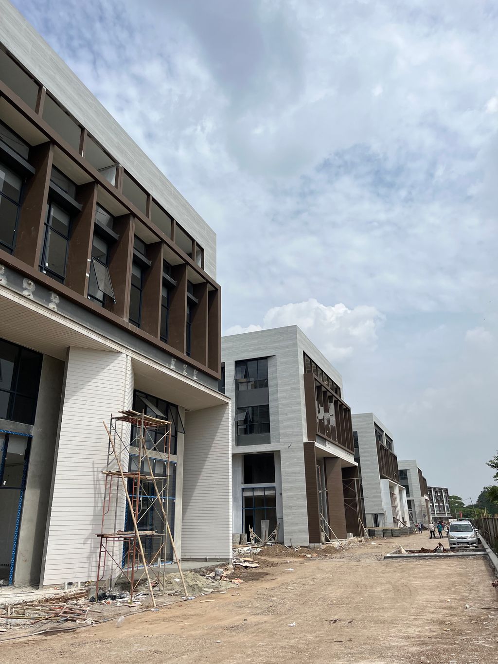 foto posisi tengah perumahan West Village Business Park