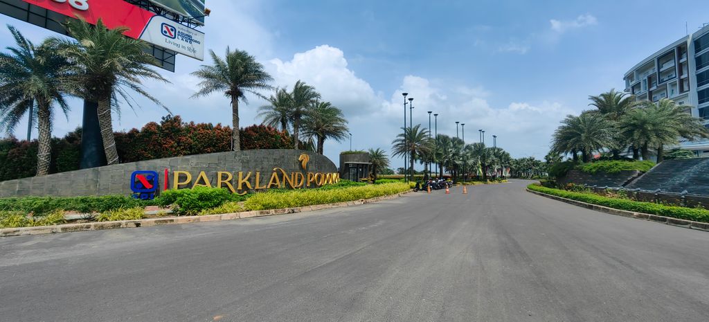 foto gerbang perumahan Parkland Podomoro