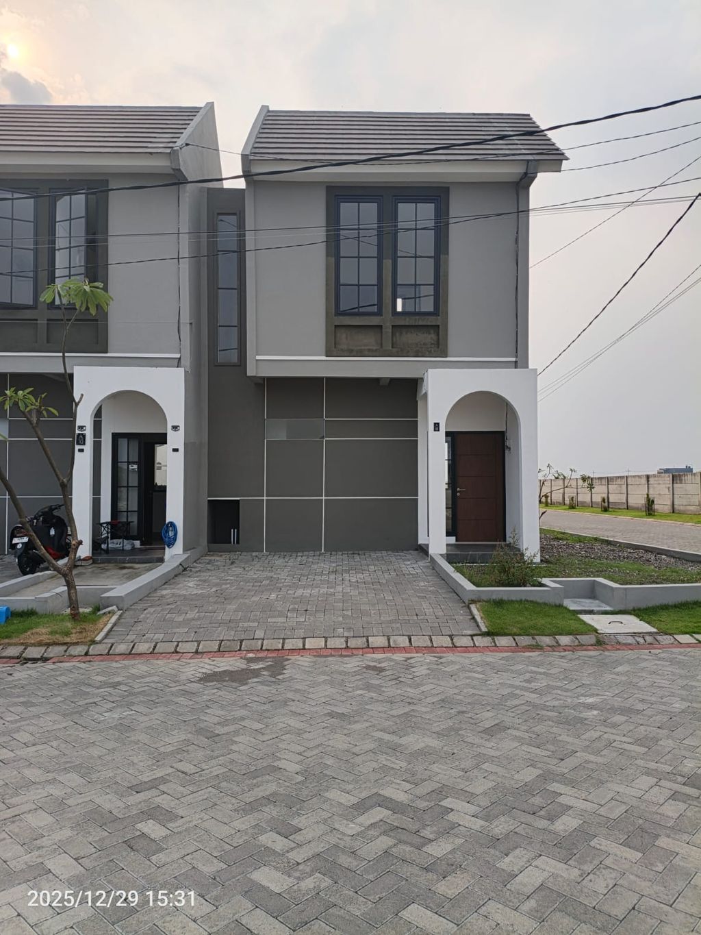 foto tampak rumah tipe Blok A-11 Camden Cluster Kensington perumahan The Anvaya Juanda