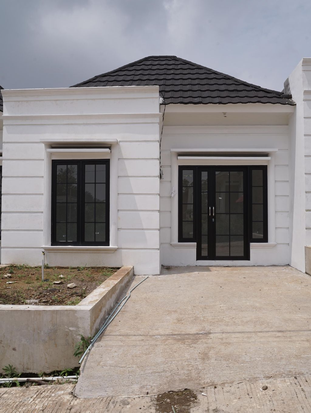 foto tampak rumah tipe 30/60 perumahan Grand Park Cimalaka 2