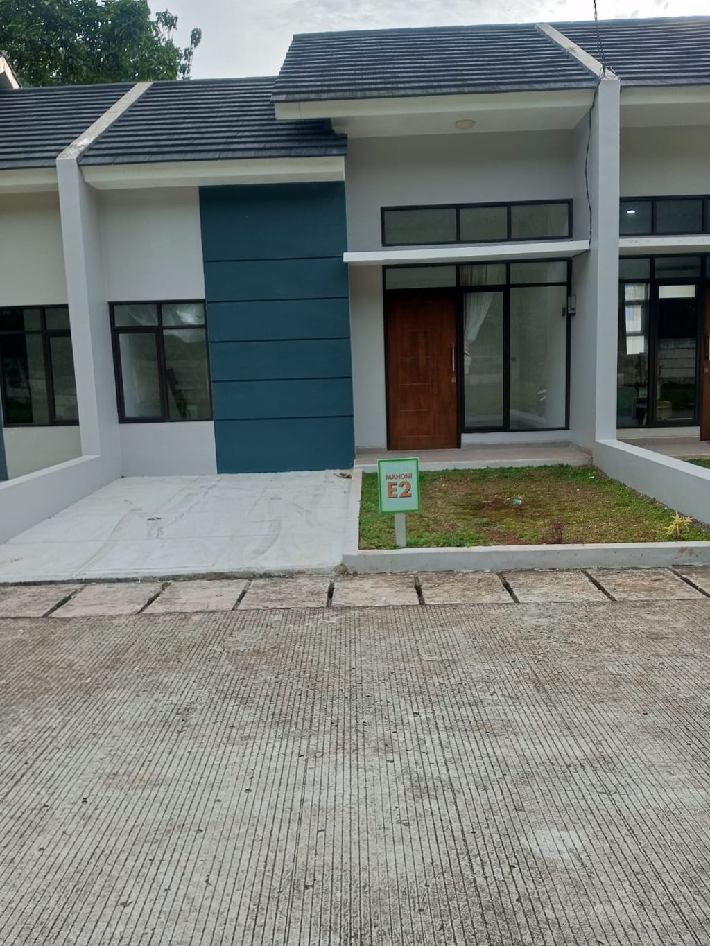 foto tampak rumah tipe MAHONI perumahan Serpong Village Residence