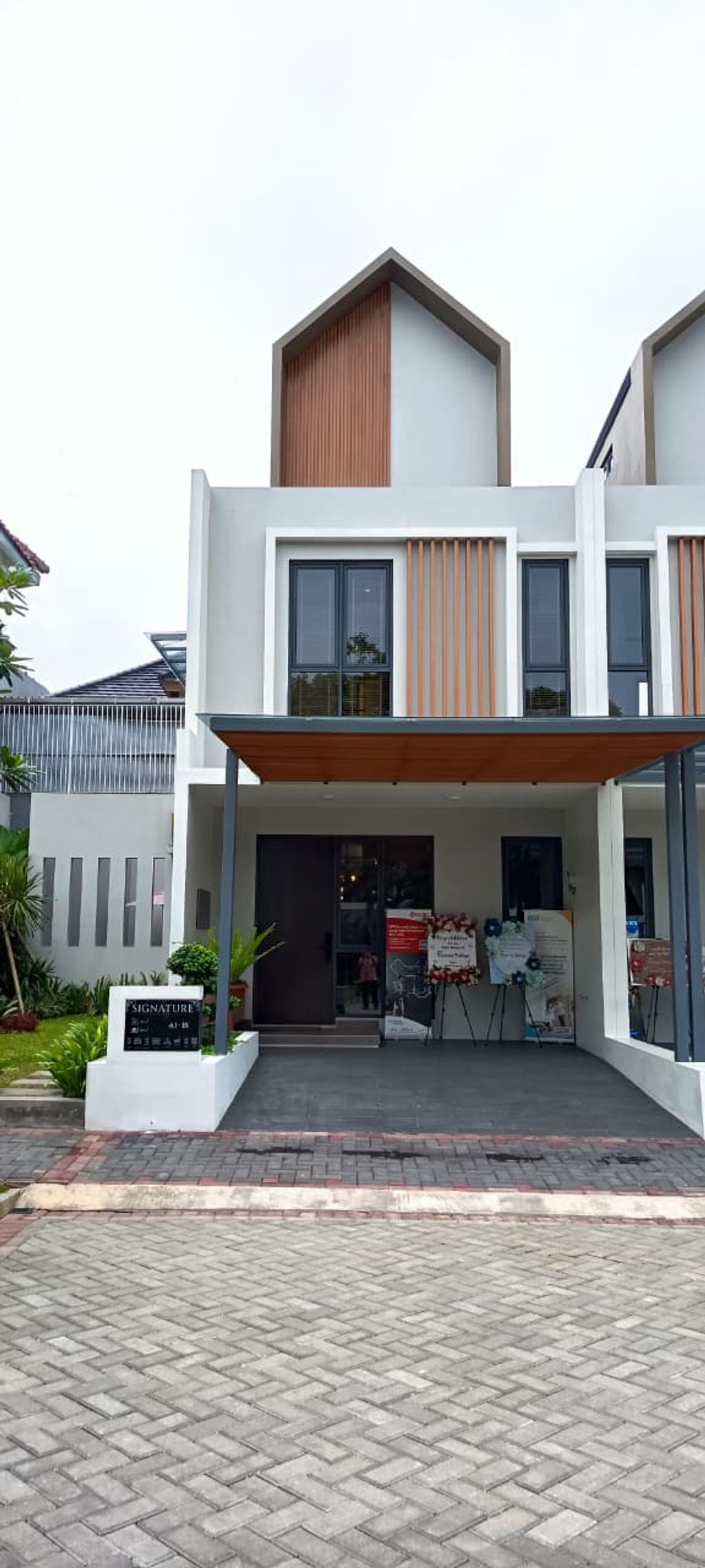 foto tampak rumah tipe Signature perumahan Victoria Park Residence