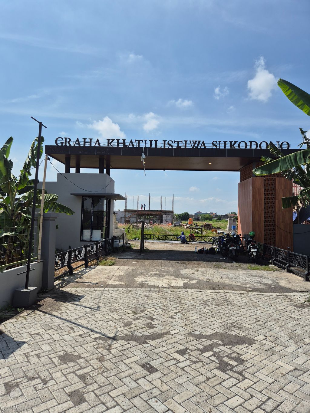 foto gerbang perumahan Graha Khatulistiwa Sukodono