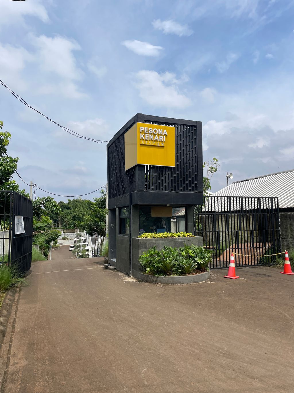 foto gerbang perumahan PESONA KENARI TOWNHOUSE