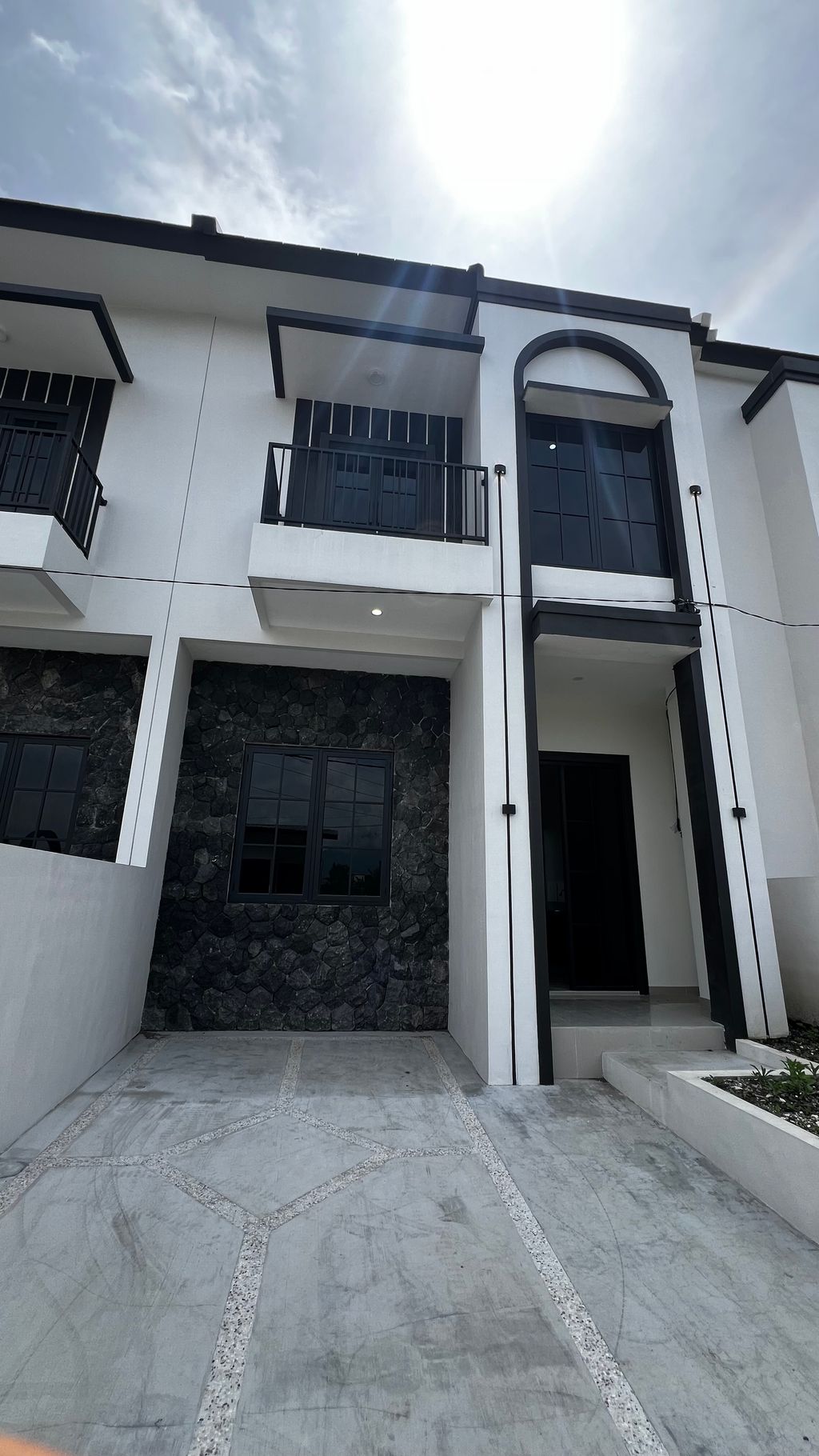 foto tampak rumah tipe REGENT perumahan THE 9 PANGESTU